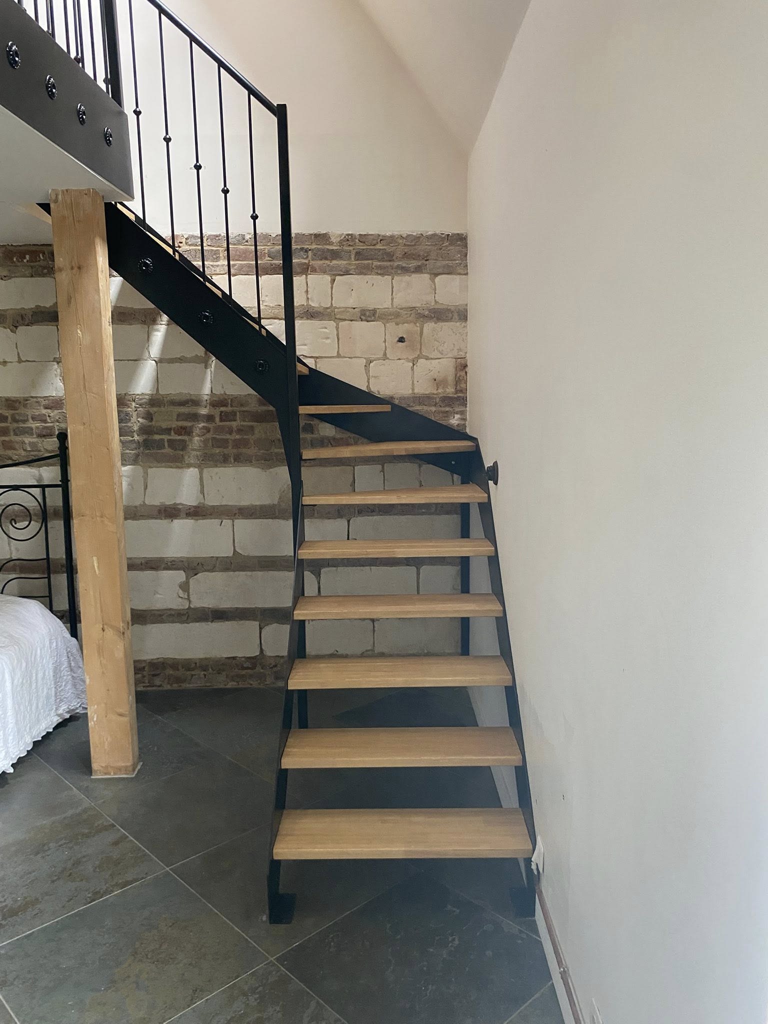 Du dessin à la pose : comment se fabrique un escalier métallique sur mesure à Hardelot-Plage, Calais et Dunkerque ?