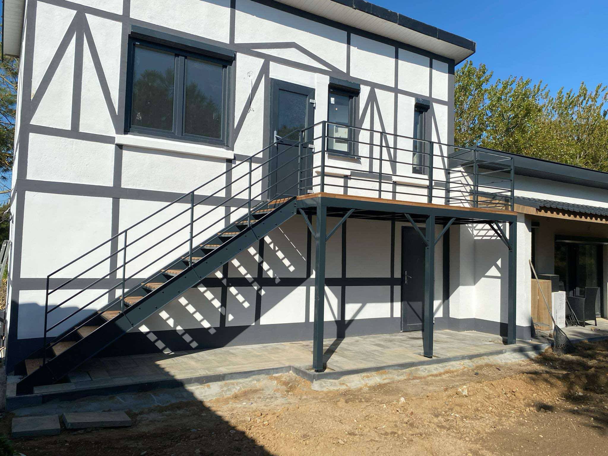 Optimisez vos extérieurs avec une terrasse suspendue métallique à Calais, Dunkerque et Le Touquet-Plage